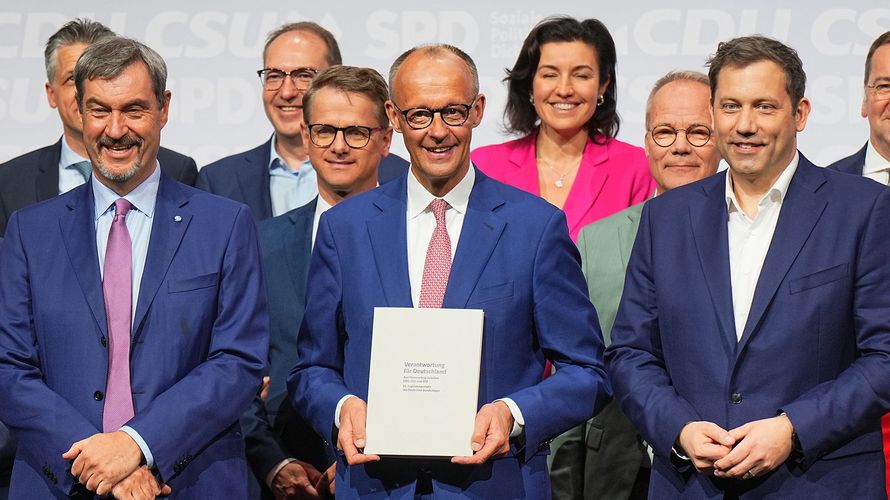 Bringt dieser Koalitionsvertrag wirklich so viel Freude mit sich? Aus Sicht der Zivilbeschäftigten der Bundeswehr bestehen noch viele offene Fragen. Foto: picture alliance/dpa/Michael Kappeler