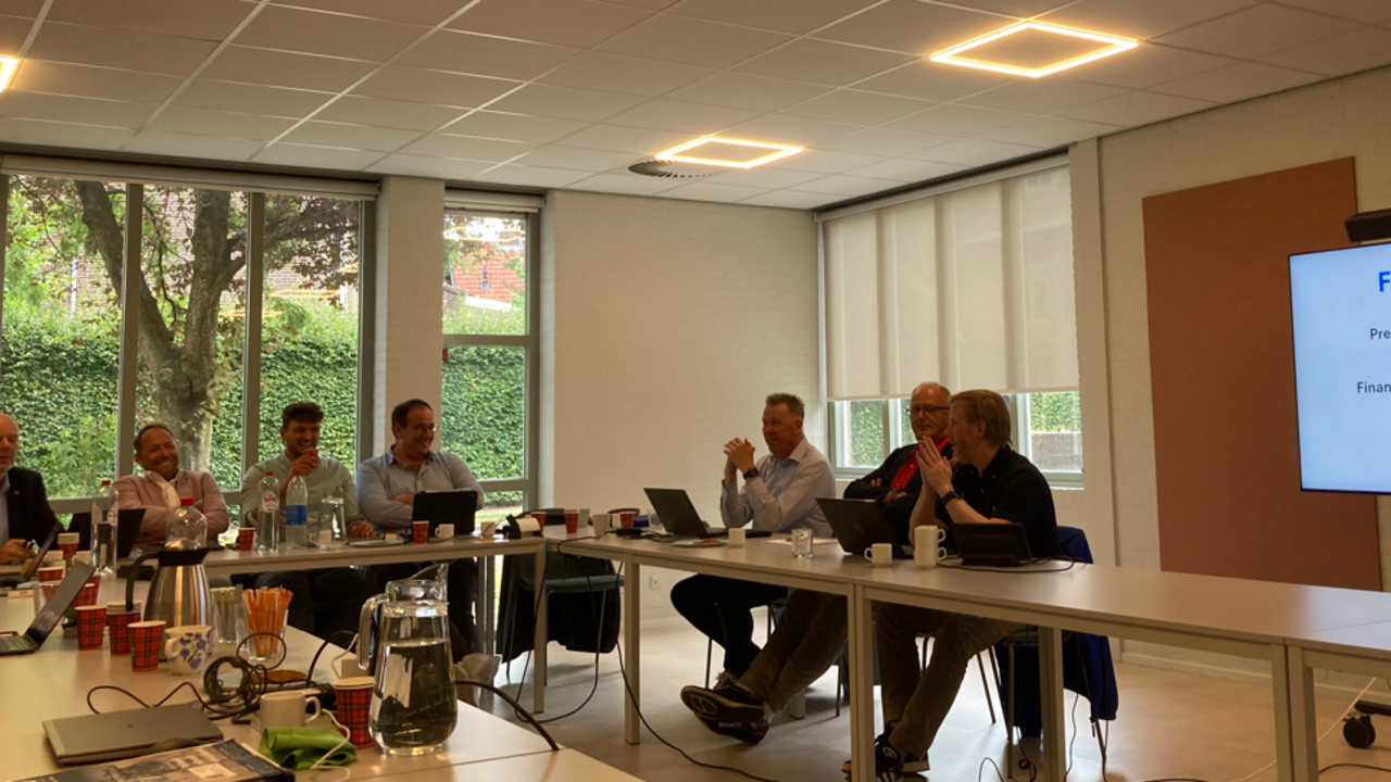 Austausch über Zusammenarbeit, das niederländische Poldermodell und die Zukunft von EUROMIL: Jörg Greiffendorf (zweiter von rechts), Themenverantwortlicher Europa beim DBwV, nahm am Northern Group Meeting von EUROMIL teil. Foto: DBwV