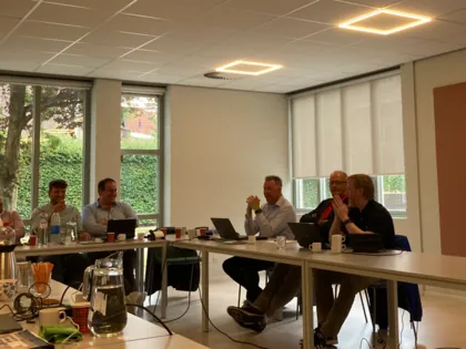 Austausch über Zusammenarbeit, das niederländische Poldermodell und die Zukunft von EUROMIL: Jörg Greiffendorf (zweiter von rechts), Themenverantwortlicher Europa beim DBwV, nahm am Northern Group Meeting von EUROMIL teil. Foto: DBwV