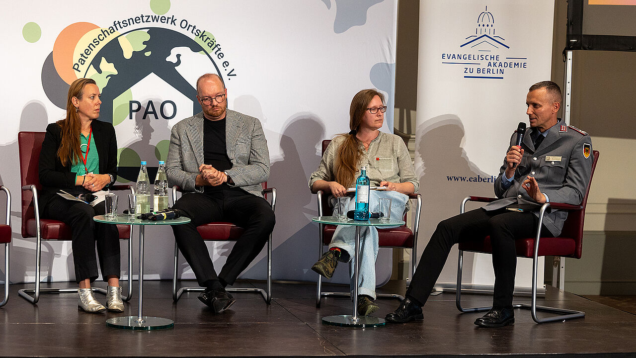 Beim Ortskräftekongress diskutierte Oberstleutnant i.G. Marcel Bohnert (r.) mit Prof. Sara de Jong (l.), Miroslava Paskova von der tschechischen Veteranenvereinigung Spolek Vlci Maky und dem Vorsitzenden des Patenschaftsnetzwerks Ortskräfte e. V., Marcus Grotian. Foto: DBwV/Yann Bombeke