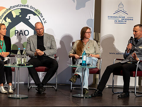 Beim Ortskräftekongress diskutierte Oberstleutnant i.G. Marcel Bohnert (r.) mit Prof. Sara de Jong (l.), Miroslava Paskova von der tschechischen Veteranenvereinigung Spolek Vlci Maky und dem Vorsitzenden des Patenschaftsnetzwerks Ortskräfte e. V., Marcus Grotian. Foto: DBwV/Yann Bombeke