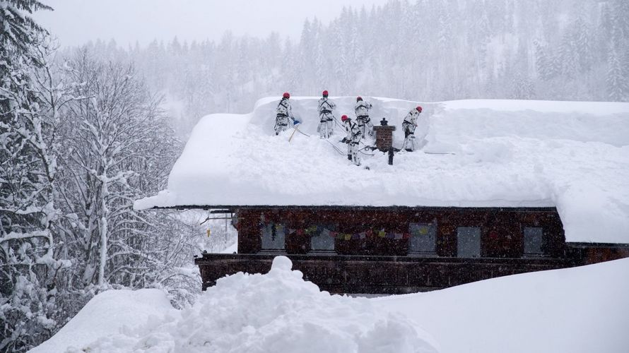 Dramatische Lage: Auf den Dächern steht der Schnee mannshoch - es besteht Einsturzgefahr. Gebirgsjäger befreien die Häuser von der weißen Last. Foto: DBwV/Bombeke