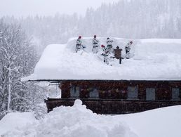 Dramatische Lage: Auf den Dächern steht der Schnee mannshoch - es besteht Einsturzgefahr. Gebirgsjäger befreien die Häuser von der weißen Last. Foto: DBwV/Bombeke