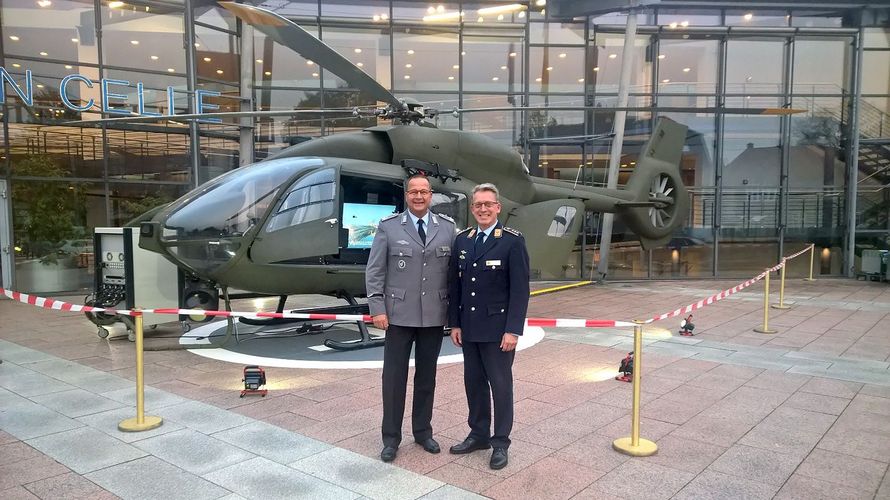 Der Vorsitzende der Standortkameradschaft Celle, Oberstleutnant Heiko Tadge (l.), und der stellvertretende Bundesvorsitzende Hauptmann Andreas Steinmetz vor einem Mehrzweckhubschrauber H145M, der vor kurzem bei der Luftwaffe eingeführt wurde. Foto: Steinm