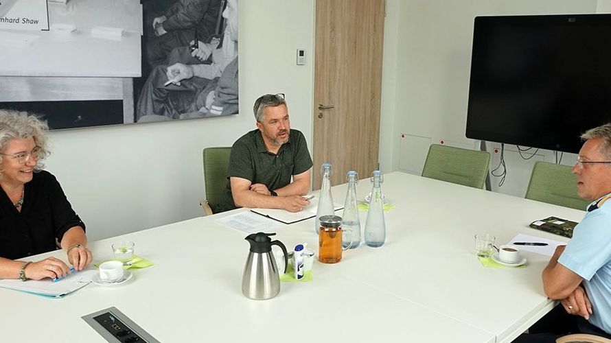 Carola Teichmann und Sven Wille von der VSV-Bund hben sich jetzt mit dem stellvertretenden DBwV-Bundesvorsitzenden Hauptmann Andreas Steinmetz (r.) in Berlin getroffen. Foto: DBwV/Kruse