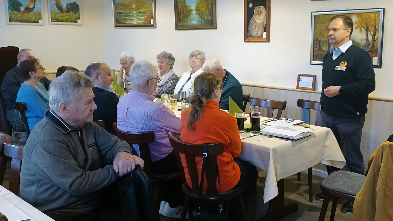 Der stellvertretende Vorsitzende ERH im Landesverband Ost, Hauptmann a. D. Steffen Braun (stehend), bei seinem Vortrag. Foto: Steffen Braun