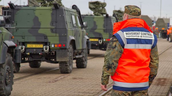 Das Logistikzentrum der Bundeswehr übernimmt beim Host Nation Support eine zentrale Rolle. Es berät beispielsweise bei der Routenplanung oder stellt Marschkredite aus. Foto: Bundeswehr/Roland Alpers