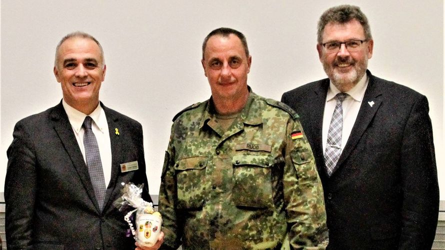 Stabsfeldwebel Ruoß (M.), hier mit dem Stellvertretendem Bundesvorsitzenden Jürgen Görlich und dem Bürgermeister der Stadt Pfullendorf Thomas Kugler, wurde als Kameradschaftsvorsitzender wiedergewählt. Foto (Archiv): Thomas Merten 