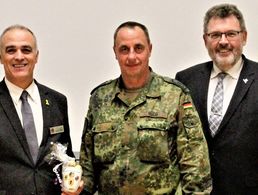 Stabsfeldwebel Ruoß (M.), hier mit dem Stellvertretendem Bundesvorsitzenden Jürgen Görlich und dem Bürgermeister der Stadt Pfullendorf Thomas Kugler, wurde als Kameradschaftsvorsitzender wiedergewählt. Foto (Archiv): Thomas Merten 