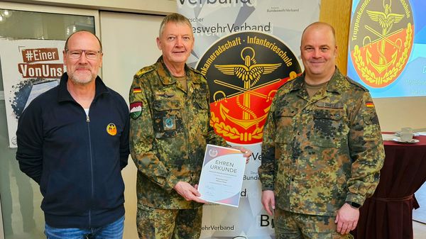 Bei der Wahlversammlung der TruKa Infanterieschule erhielt der Kommandeur der Infanterieschule und General der Infanterie, Brigadegeneral Michael Matz, für seine Verdienste um den DBwV die Verdienstnadel des BundeswehrVerbandes in Silber. Foto: Steffen Naumann