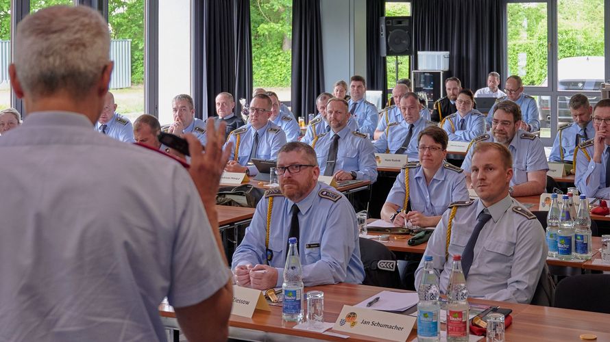 Die über 40 Kompaniefeldwebel von Dienststellen der Bundeswehr aus Bayern und Baden-Württemberg führten bei der Tagung des Landesverbands einen intensiven Informations- und Erfahrungsaustausch. Foto: Ingo Kaminsky