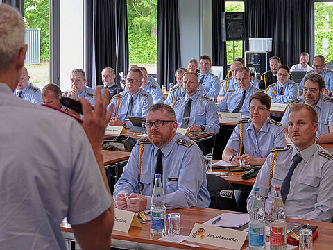 Die über 40 Kompaniefeldwebel von Dienststellen der Bundeswehr aus Bayern und Baden-Württemberg führten bei der Tagung des Landesverbands einen intensiven Informations- und Erfahrungsaustausch. Foto: Ingo Kaminsky