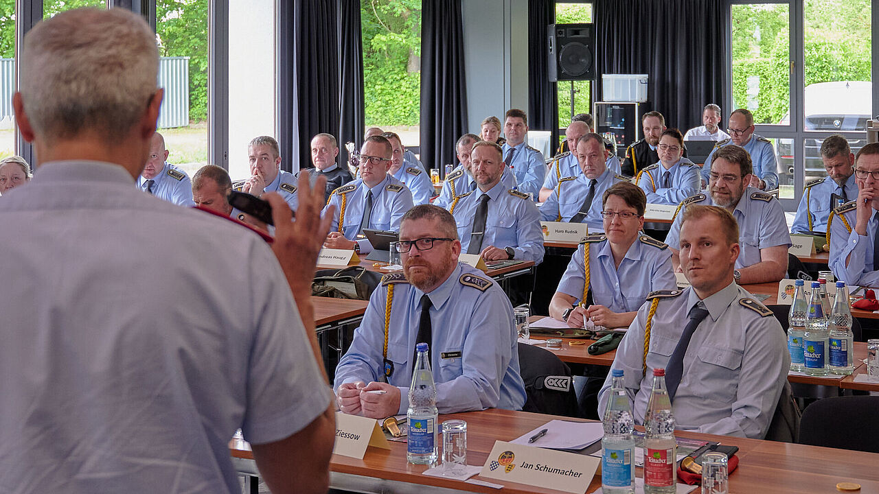 Die über 40 Kompaniefeldwebel von Dienststellen der Bundeswehr aus Bayern und Baden-Württemberg führten bei der Tagung des Landesverbands einen intensiven Informations- und Erfahrungsaustausch. Foto: Ingo Kaminsky
