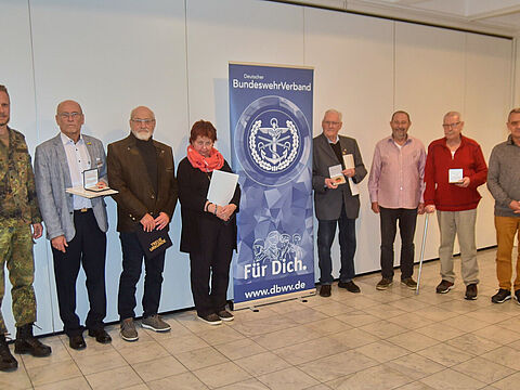 Bezirksvorsitzender Major Daniel Brunner (von links) mit KERH Vorsitzendem Roland Richter und den geehrten Mitgliedern der Kameradschaft Fürstenfeldbruck-Dachau. Foto: Ewald Brunner