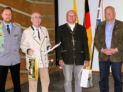 Bei der Mitgliederversammlung der KERH bedankten sich Bezirksvorsitzender Oberstleutnant Daniel Brunner bei den Kameraden Brigadegeneral a.D. Helmut Schoepe und Hauptmann a.D. Werner Warthmann für ihre Treue zum DBwV. Foto: Klaus Schwarzenberg