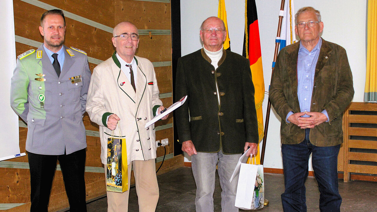 Bei der Mitgliederversammlung der KERH bedankten sich Bezirksvorsitzender Oberstleutnant Daniel Brunner bei den Kameraden Brigadegeneral a.D. Helmut Schoepe und Hauptmann a.D. Werner Warthmann für ihre Treue zum DBwV. Foto: Klaus Schwarzenberg