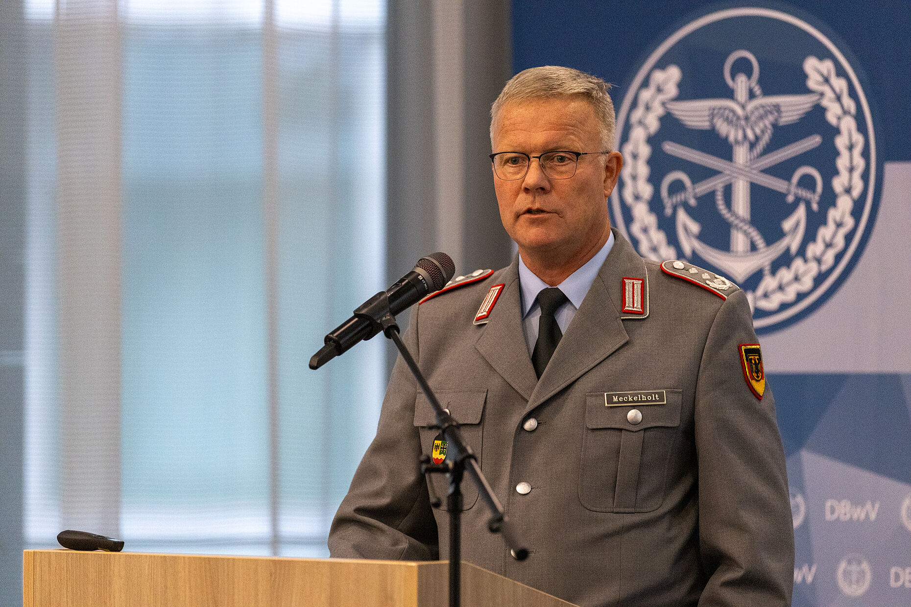 Oberst Dirk Meckelholt ist Referatsleiter in der Abteilung III. im BAPersBw und unter anderem zuständig für die Personalführung der Offiziere. Foto: DBwV/Sarina Flachsmeier