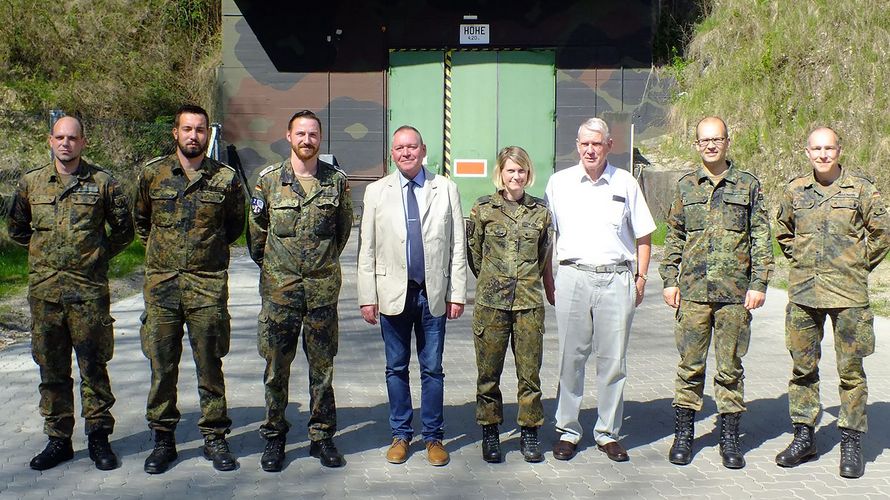 Hauptmann Uwe Köpsel (4.v.l.) mit Angehörigen des Standorts