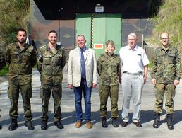 Hauptmann Uwe Köpsel (4.v.l.) mit Angehörigen des Standorts