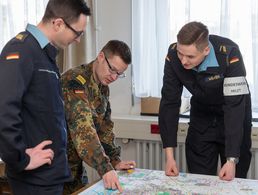Marinesoldaten planen den Einkauf für Risikogruppen und ältere Menschen. Foto: Bundeswehr/Jonas WeberMarinesoldaten planen den Einkauf für Risikogruppen und ältere Menschen. Foto: Bundeswehr/Jonas Weber