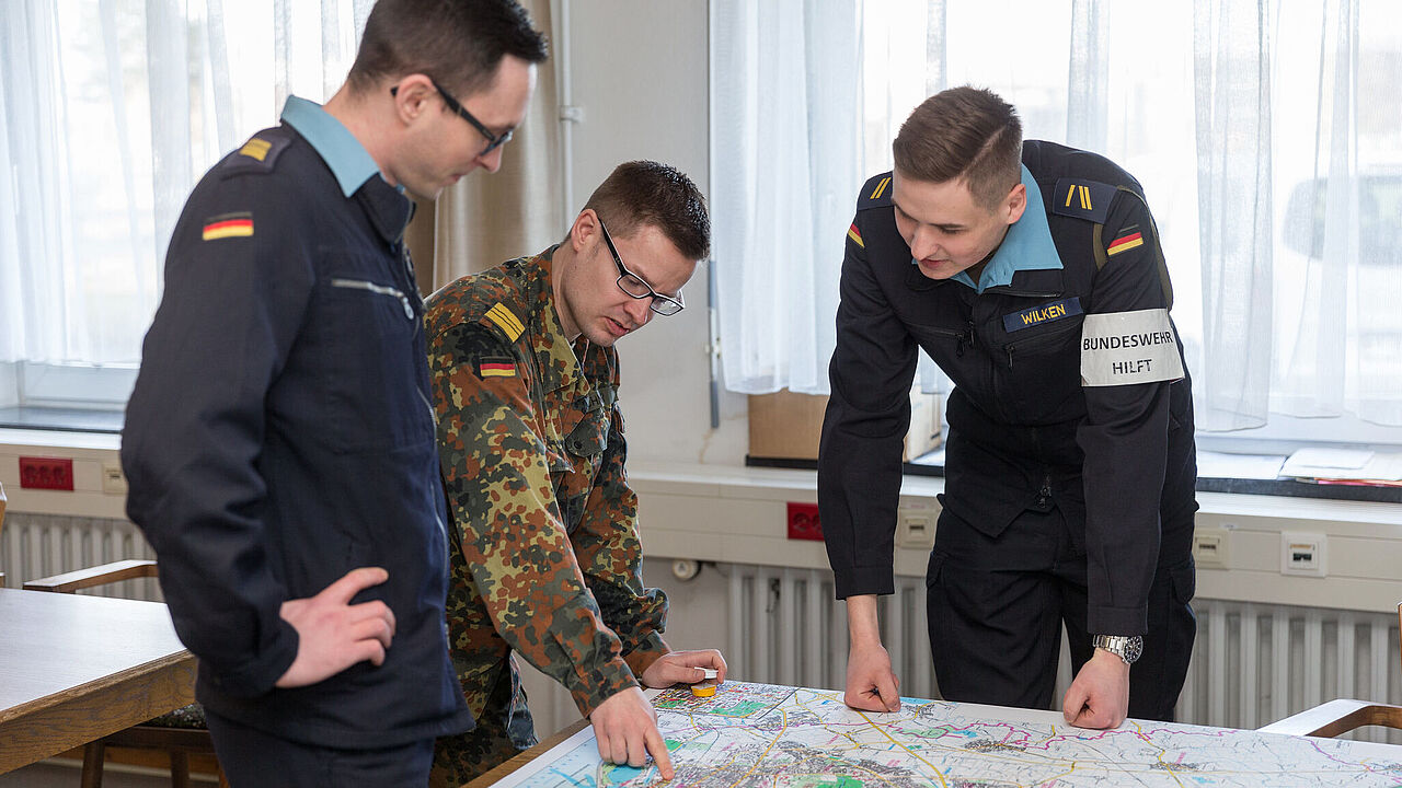 Marinesoldaten planen den Einkauf für Risikogruppen und ältere Menschen. Foto: Bundeswehr/Jonas WeberMarinesoldaten planen den Einkauf für Risikogruppen und ältere Menschen. Foto: Bundeswehr/Jonas Weber