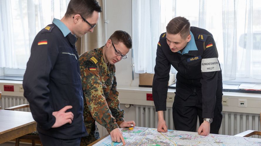 Marinesoldaten planen den Einkauf für Risikogruppen und ältere Menschen. Foto: Bundeswehr/Jonas WeberMarinesoldaten planen den Einkauf für Risikogruppen und ältere Menschen. Foto: Bundeswehr/Jonas Weber