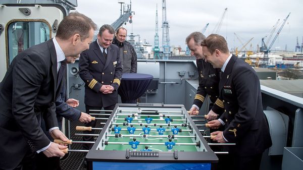 Der neue Tischkicker, ein Geschenk der Hertha für die Besatzung des Einsatzgruppenversorgers, wurde direkt eingeweiht. Foto: Bombeke 