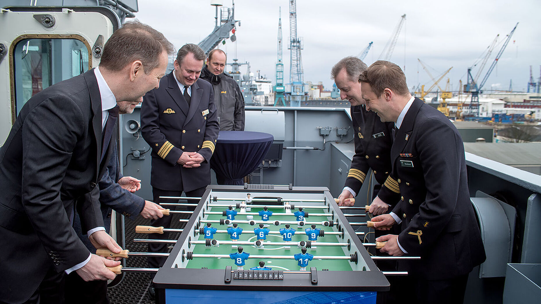 Der neue Tischkicker, ein Geschenk der Hertha für die Besatzung des Einsatzgruppenversorgers, wurde direkt eingeweiht. Foto: Bombeke 
