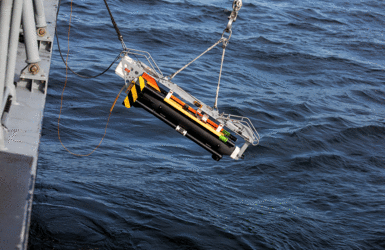 Die Unterwasserdrohne "Seefuchs" wird ins Wasser gelassen. Foto: DBwV/Yann Bombeke