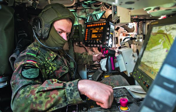 Ein Oberstabsgefreiter wird als Richtschütze in einem Schützenpanzer „Puma“ auf dem Truppenübungsplatz Oberlausitz ausgebildet. Foto: Bundeswehr/Maximilian Schulz