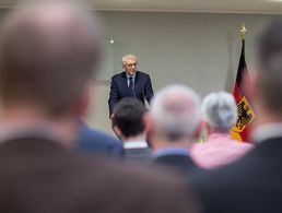 Staatssekretär Gerd Hoofe hob die Bedeutung der Mitbestimmung für die Kultur der Zusammenarbeit in der Bundeswehr hervor. Foto: DBwV/Weber