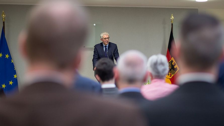 Staatssekretär Gerd Hoofe hob die Bedeutung der Mitbestimmung für die Kultur der Zusammenarbeit in der Bundeswehr hervor. Foto: DBwV/Weber