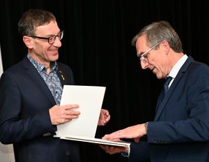 Pressebeauftragter Oberstleutnant a.D. Ingo Kaminsky (l.) freut sich über die Anerkennung seines Landesvorsitzenden. Foto: DBwV