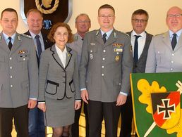 Sie bedankten sich mit einem Präsentkorb beim Referenten. V. l.: Oberstleutnant Michael Torger, stellvertretender Landrat Willi Killinger, Regens Bürgermeisterin Ilse Oswald, Stabsfeldwebel a.D. Alois Ebner, Oberstleutnant André Wüstner, Landtagsabgeordneter Alexander Muthmann und Oberstleutnant d. R. Johann Saller. Fotos: DBwV/Markus Hauf