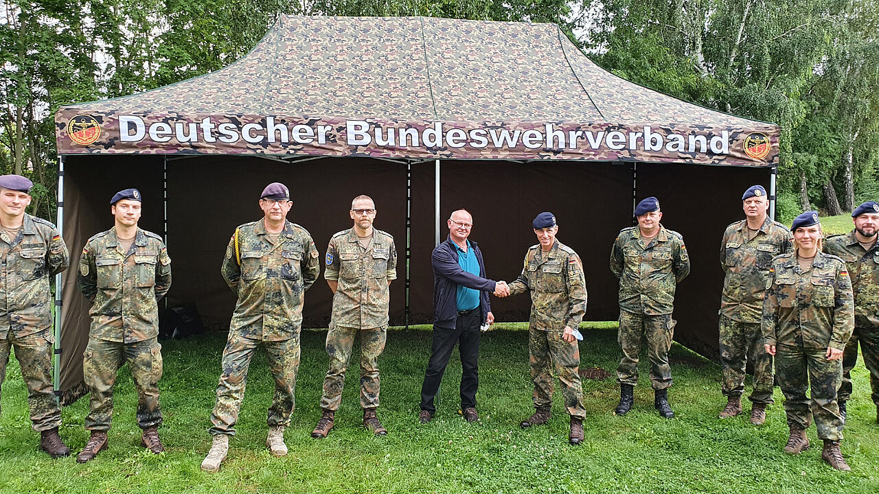 Mitglieder der Standortkameradschaft Sondershausen, in der Mitte Anton Kupczyk und Oberstabsfeldwebel Udo Pötzschke aus dem Vorstand der Kameradschaft. Foto: DBwV/Hoffmann