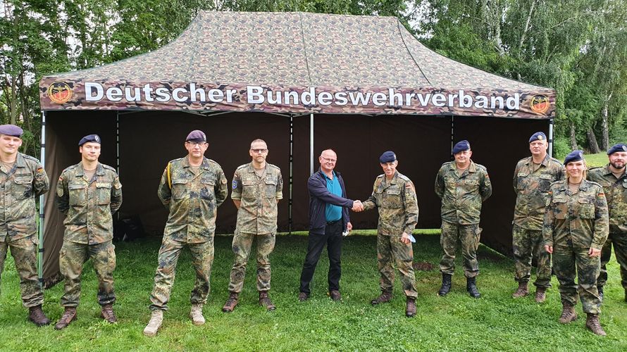 Mitglieder der Standortkameradschaft Sondershausen, in der Mitte Anton Kupczyk und Oberstabsfeldwebel Udo Pötzschke aus dem Vorstand der Kameradschaft. Foto: DBwV/Hoffmann