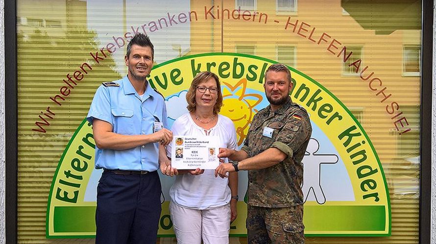 Übergaben Spende für krebskranke Kinder: Hauptfeldwebel Christian Hillmer (li), Hauptfeldwebel Tobias Heinen (re) (Foto:  TruKa Bundeswehrzentralkrankenhaus)