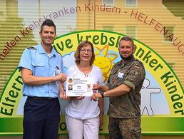 Übergaben Spende für krebskranke Kinder: Hauptfeldwebel Christian Hillmer (li), Hauptfeldwebel Tobias Heinen (re) (Foto:  TruKa Bundeswehrzentralkrankenhaus)