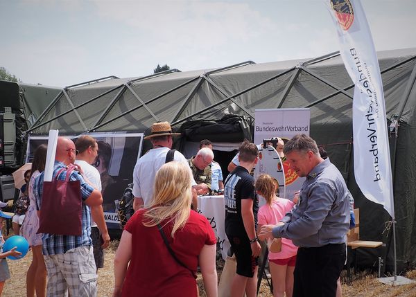 Dicht umringt: Der Stand des DBwV beim Tag der Bundeswehr in Schlieben. Foto: DBwV/Kruse