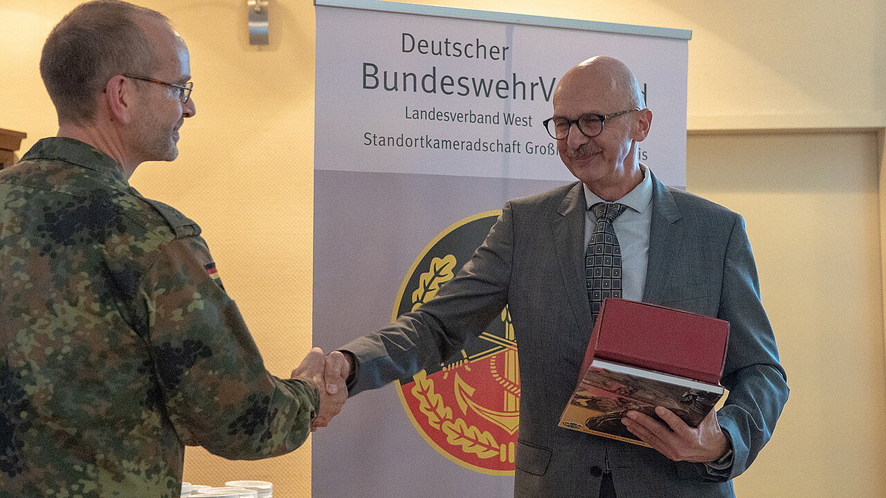 StoKa Vorsitzender Hauptmann Uwe A. Kammer (l.) dankte dem ehemaligen Militärattaché Moskau, Brigadegeneral a.D. Reiner Schwalb, für seinen informativen Vortrag Foto: StoKa Saarlouis 
