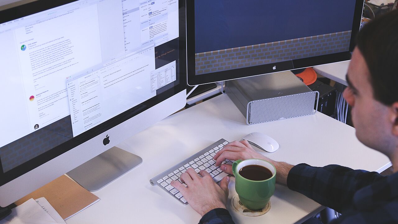 Digitalisierung bringt nicht nur technische Veränderungen mit sich, sondern beeinflusst auch die Art und Weise wie Arbeit organisiert, bewertet und gesteuert wird. Foto: Pixabay