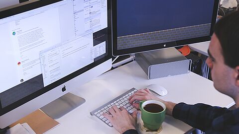 Digitalisierung bringt nicht nur technische Veränderungen mit sich, sondern beeinflusst auch die Art und Weise wie Arbeit organisiert, bewertet und gesteuert wird. Foto: Pixabay