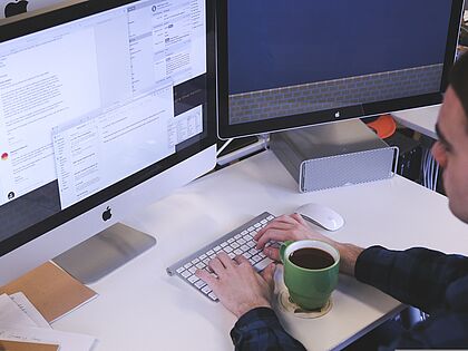 Digitalisierung bringt nicht nur technische Veränderungen mit sich, sondern beeinflusst auch die Art und Weise wie Arbeit organisiert, bewertet und gesteuert wird. Foto: Pixabay