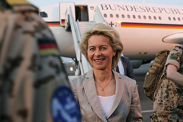 Verteidigungsministerin Ursula von der Leyen freut sich über die Entscheidung