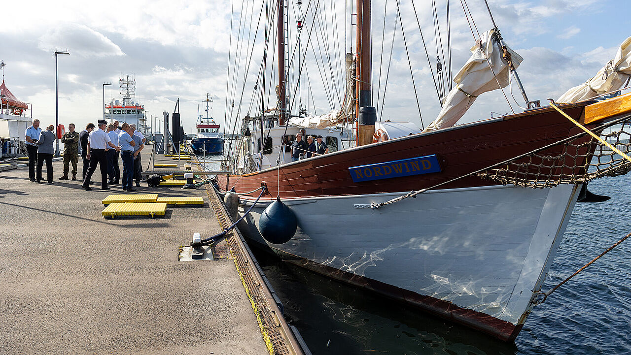 Der Traditions-Kutter "Nordwind" bot erneut eine ideale Plattform für den Landesverband Ost, Persönlichkeiten aus Militär und Politik in einzigartiger Atmosphäre zusammenzubringen. Foto: DBwV/Yann Bombeke