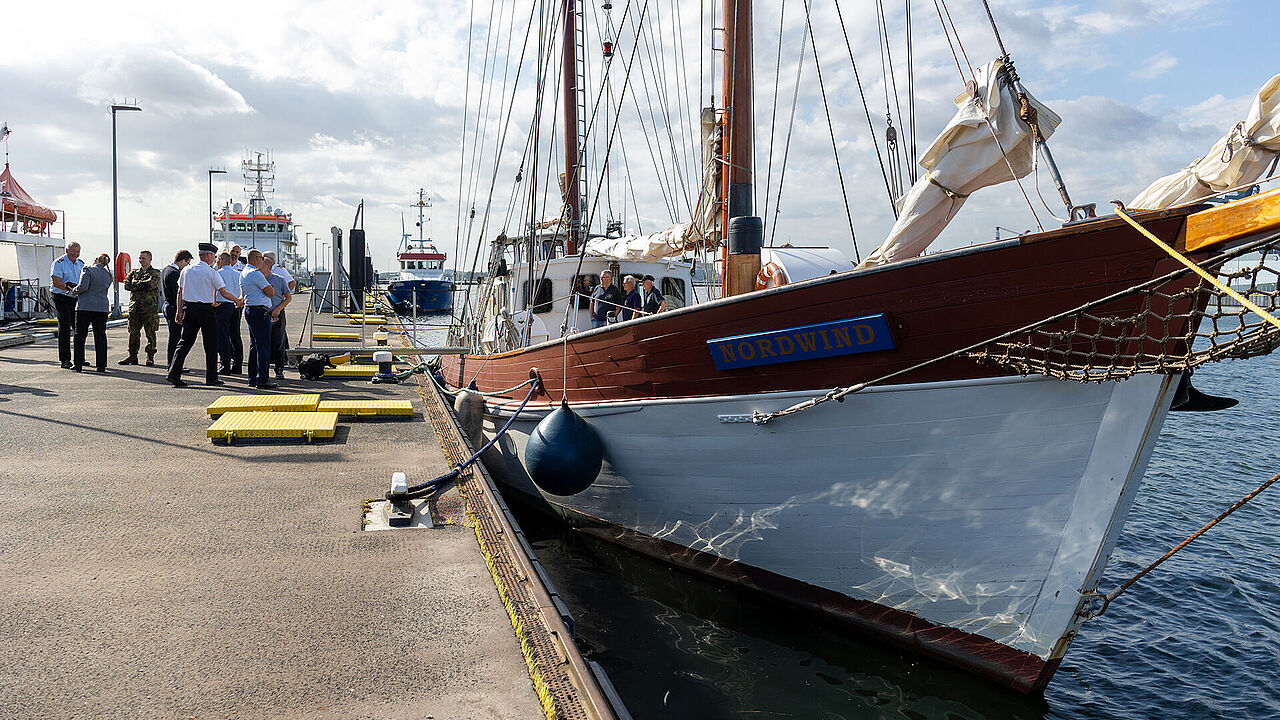 Der Traditions-Kutter "Nordwind" bot erneut eine ideale Plattform für den Landesverband Ost, Persönlichkeiten aus Militär und Politik in einzigartiger Atmosphäre zusammenzubringen. Foto: DBwV/Yann Bombeke