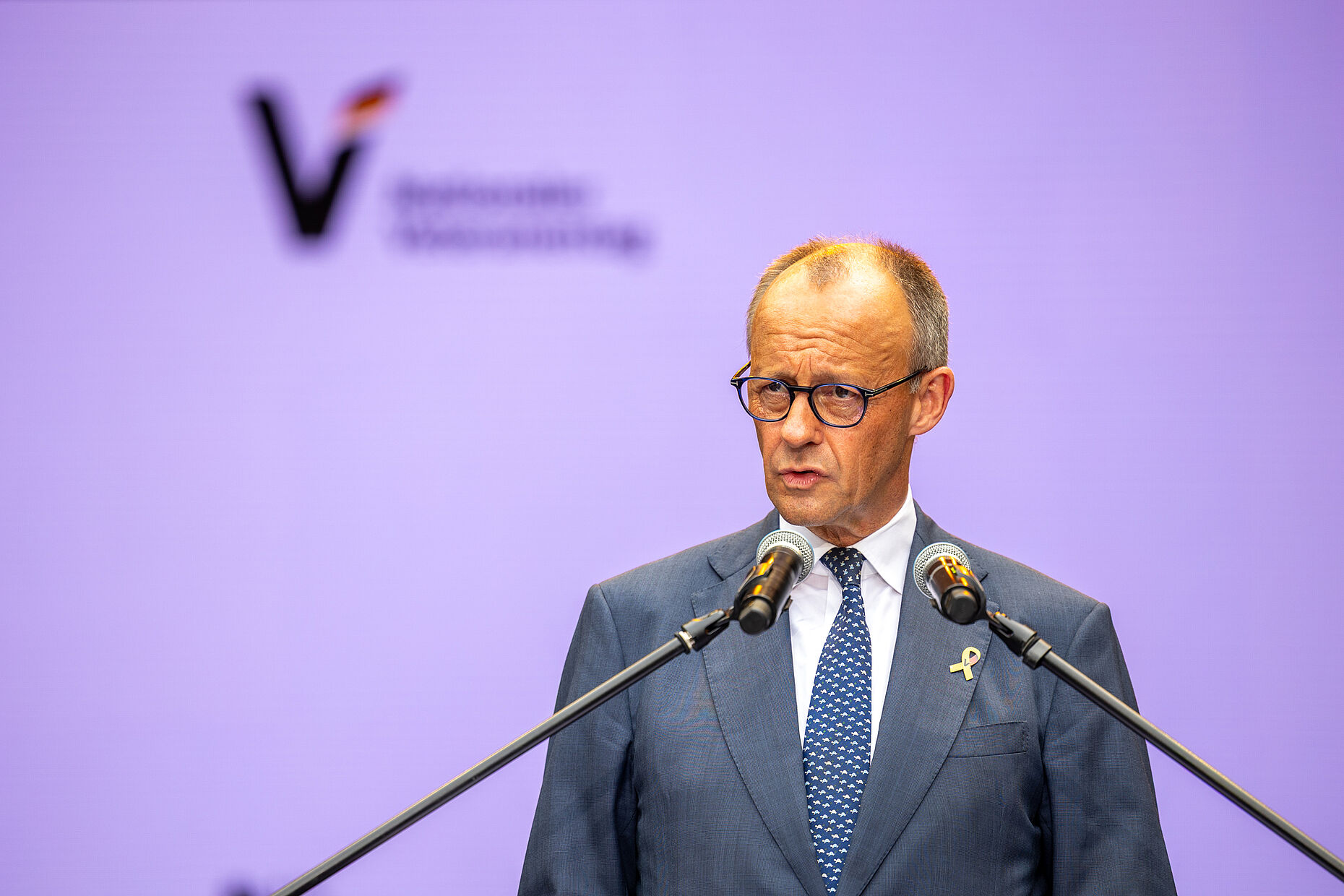 Ein Höhepunkt des Bühnenprogramms: Das Grußwort von Bundeskanzler Friedrich Merz. Foto: DBwV/Yann Bombeke