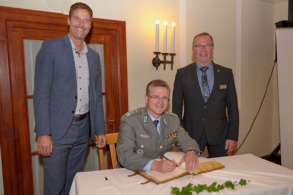 Beim anschließenden Empfang trug sich Bundesvorsitzender Oberst André Wüstner in das Goldene Buch der Stadt Sonthofen ein. Foto: Ingo Kaminsky