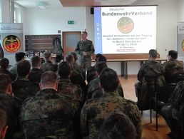Der Stv. Bataillonskommandeur Oberstleutnant Harald Schauff dankt dem DBwV für seine Verbandsarbeit im Interesse der SaZ Foto: DBwV