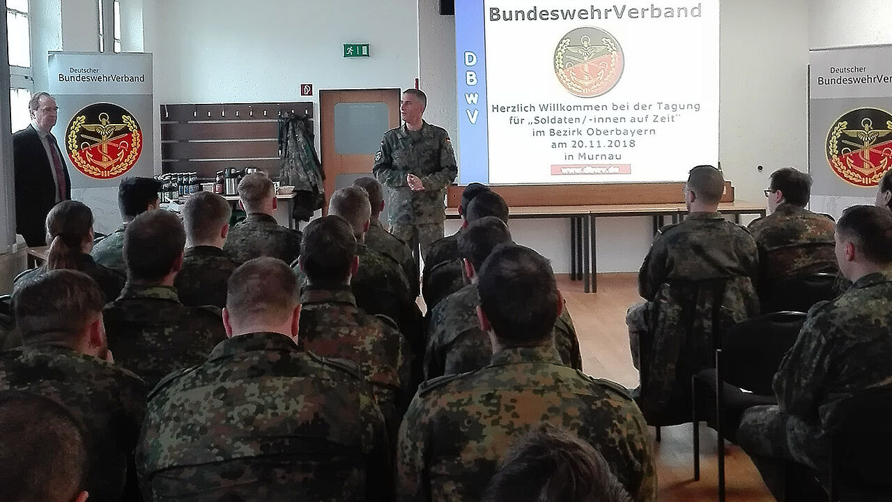 Der Stv. Bataillonskommandeur Oberstleutnant Harald Schauff dankt dem DBwV für seine Verbandsarbeit im Interesse der SaZ Foto: DBwV